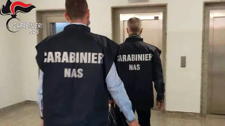 Nella foto d’archivio due carabinieri del Nas impegnati in un’ispezione