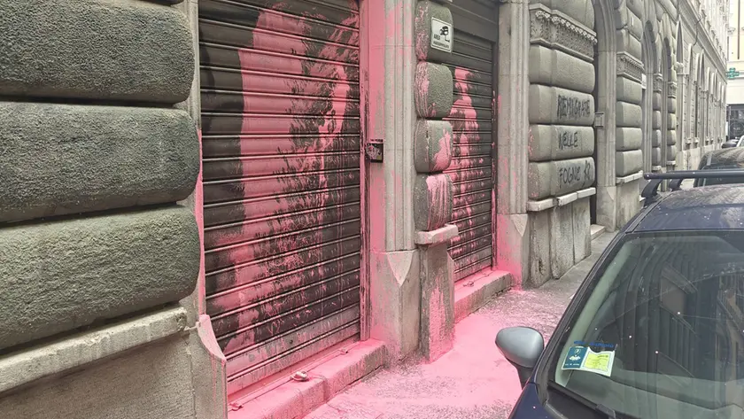 La sede di Casa Pound imbrattata