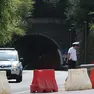 Una pattuglia della Polizia locale davanti alla galleria di Montedoro chiusa al traffico Foto Lasorte