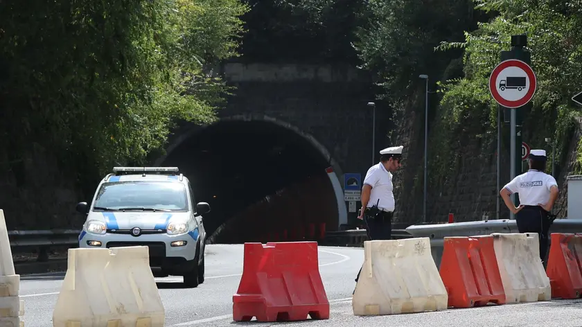 Una pattuglia della Polizia locale davanti alla galleria di Montedoro chiusa al traffico Foto Lasorte