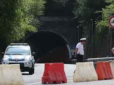 Una pattuglia della Polizia locale davanti alla galleria di Montedoro chiusa al traffico Foto Lasorte