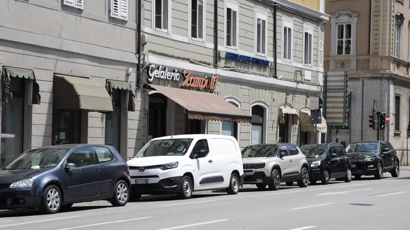 Via Ghega, le file di auto davanti alla gelateria Zampolli