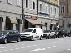 Via Ghega, le file di auto davanti alla gelateria Zampolli