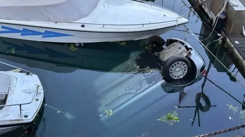 L'auto finita nel porticciolo a Sistiana