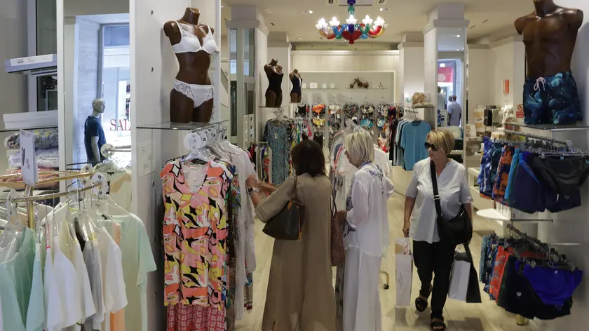 Saldi in via Mazzini a Trieste (Foto Lasorte)