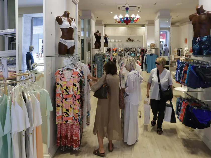 Saldi in via Mazzini a Trieste (Foto Lasorte)