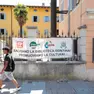 Lo striscione fuori dalla biblioteca di Gorizia (Foto Tibaldi)