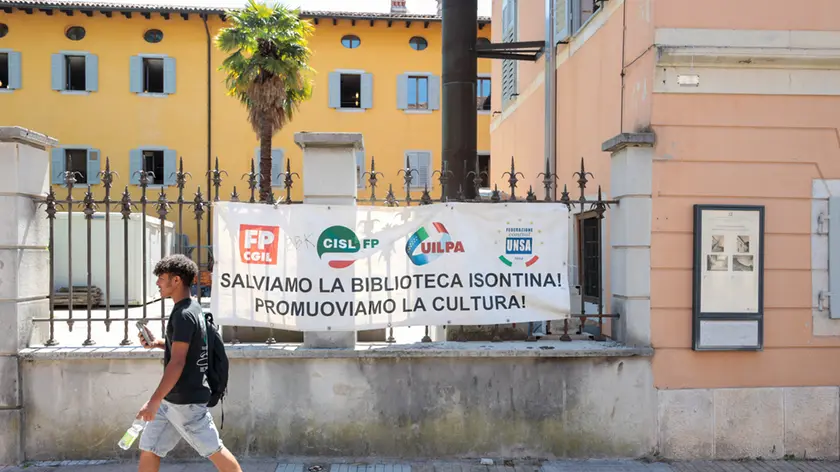 Lo striscione fuori dalla biblioteca di Gorizia (Foto Tibaldi)