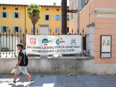 Lo striscione fuori dalla biblioteca di Gorizia (Foto Tibaldi)