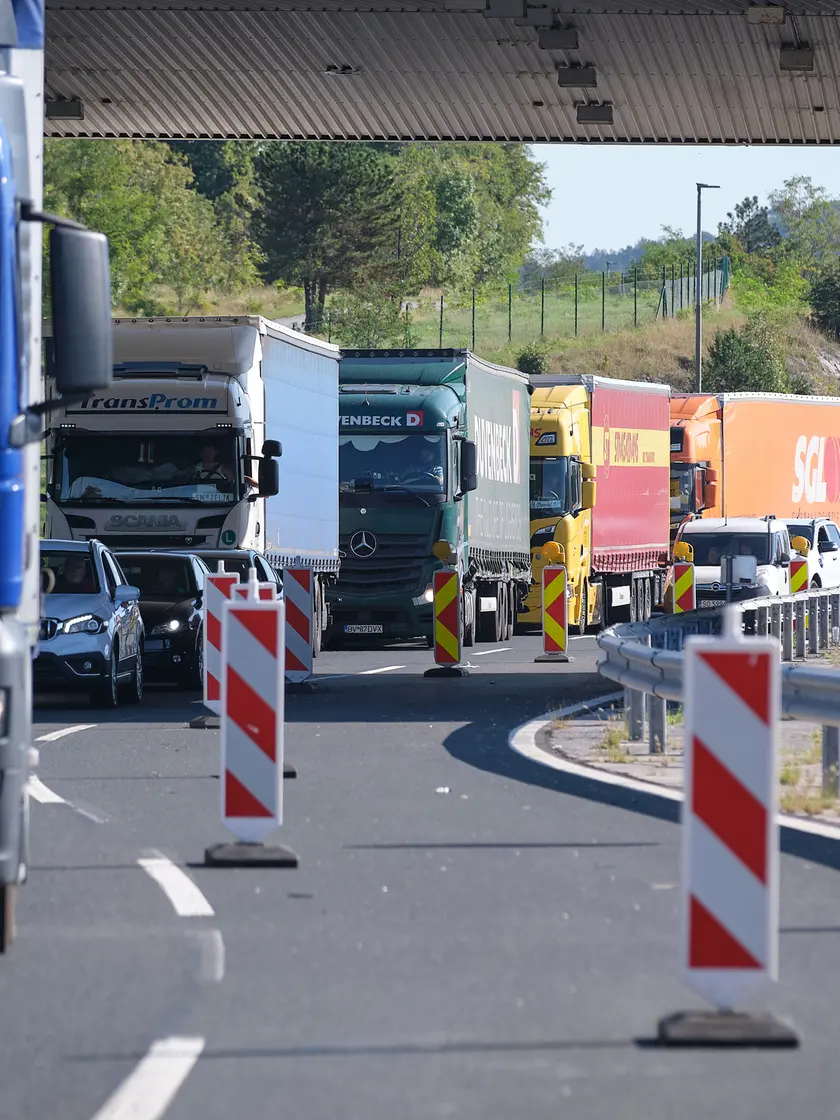 Code al valico di Fernetti nel 2025 per i lavori in H4 (foto Silvano)