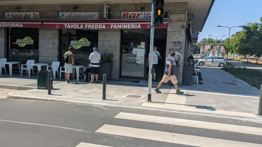 Il bar di Milano in zona San Siro dove il giovane ha accoltellato un passante