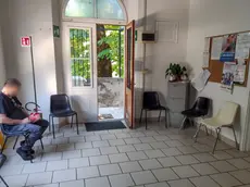 L'ambulatorio infermieristico del rione di via Romana - Solvay. Nella sala d'attesa non c'è l'aria condizionata. Foto Bonaventura