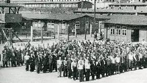 Deportati schierati nel lager di Flossenbürg.