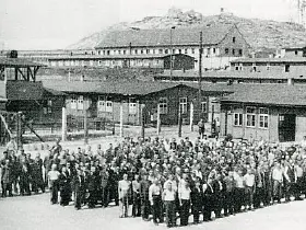 Deportati schierati nel lager di Flossenbürg.