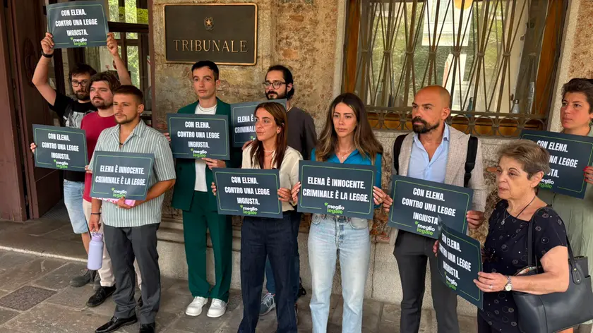La protesta davanti al tribunale di Udine