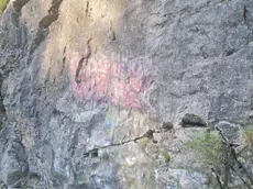 La vernice è penetrata nella pietra porosa della Val Rosandra