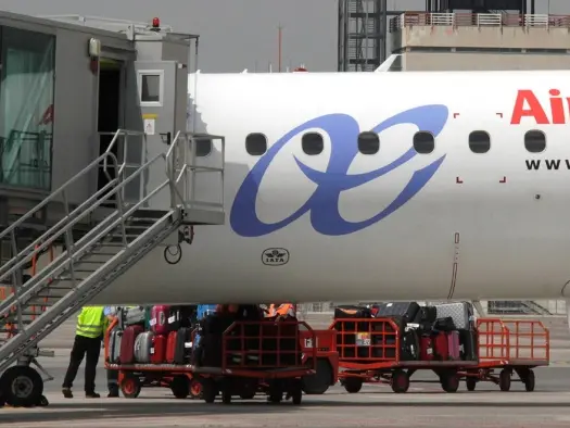 Un aereo passeggeri allo scalo Trieste Airport di Ronchi dei Legionari