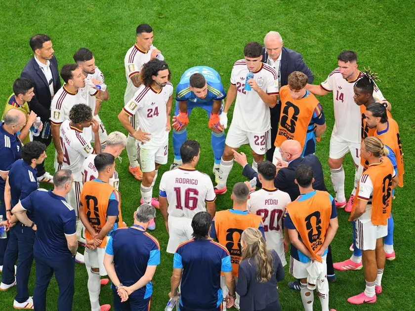 Luis de la Fuente, allenatore della Spagna, parla ai suoi giocatori durante l'hydration break