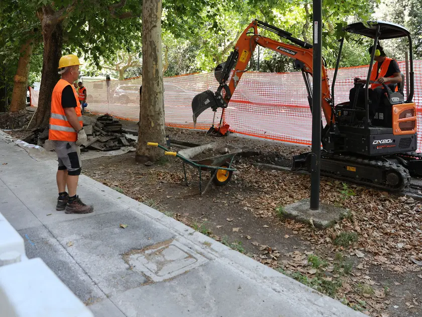 Presentazione dell’intervento e lavori in viale Miramare (foto Silvano)