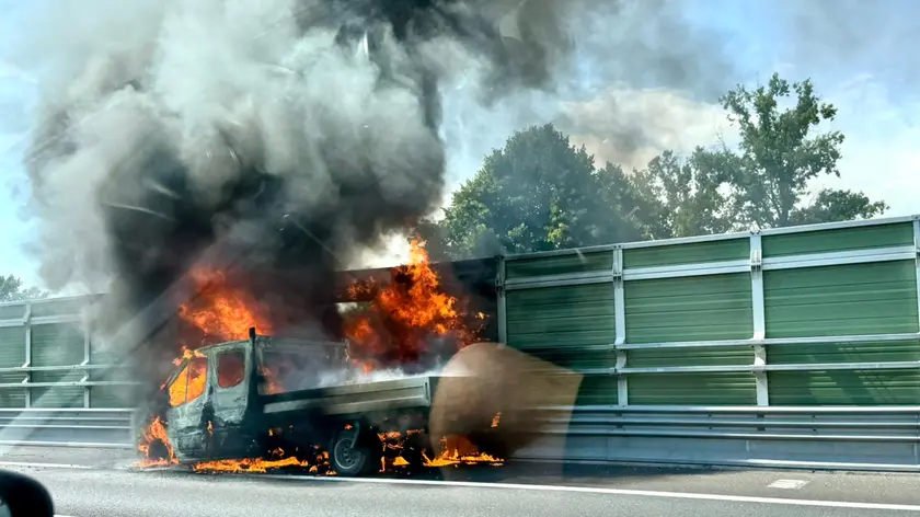 Mezzo in fiamme in autostrada