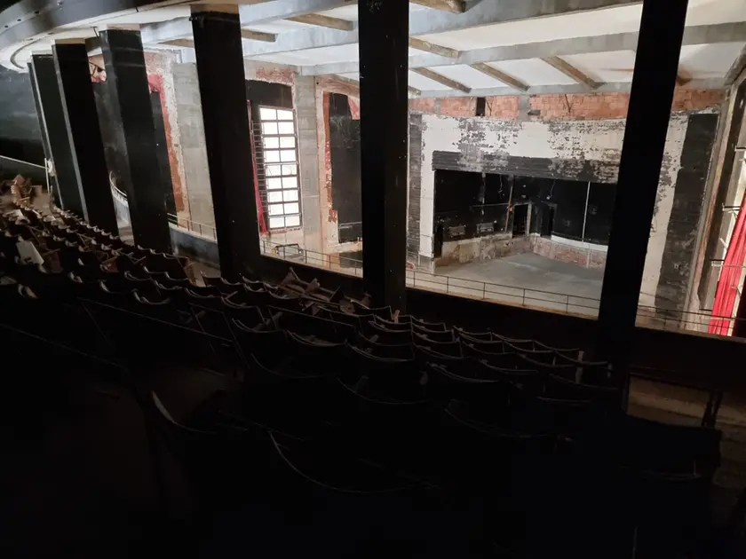 Lo stato delI’auditorium nel palazzo della questura, tra via del Teatro Romano e via di Tor Bandena