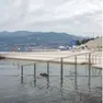 A sinistra la spiaggia dell’Hilton Costabella, a destra il contestato cancello (foto La Voce Del Popolo e Morski.hr)