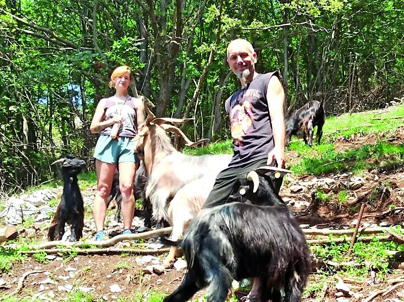 Ivo Romanelli con la compagna e le capre: ogni animale ha il nome di un mito dell’heavy metal