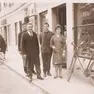 Una foto storica davanti al negozio