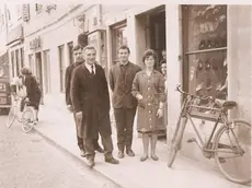 Una foto storica davanti al negozio
