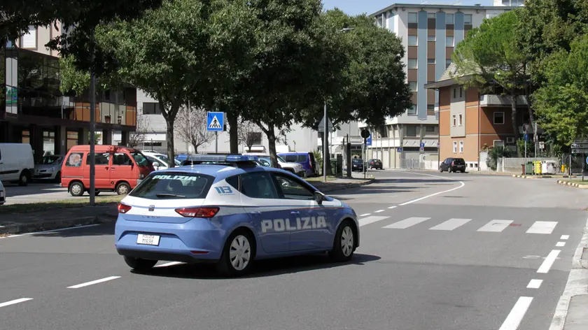 La Volante in partenza dal Commissariato di via Foscolo (foto Katia Bonaventura)