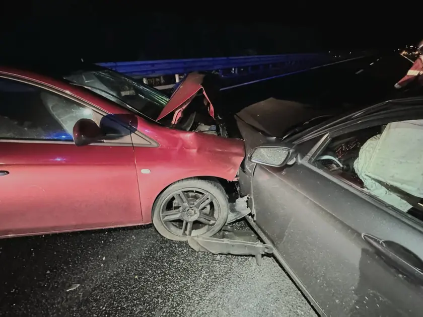Le due auto danneggiate nello scontro avvenuto domenica sera nei pressi di Prosecco
