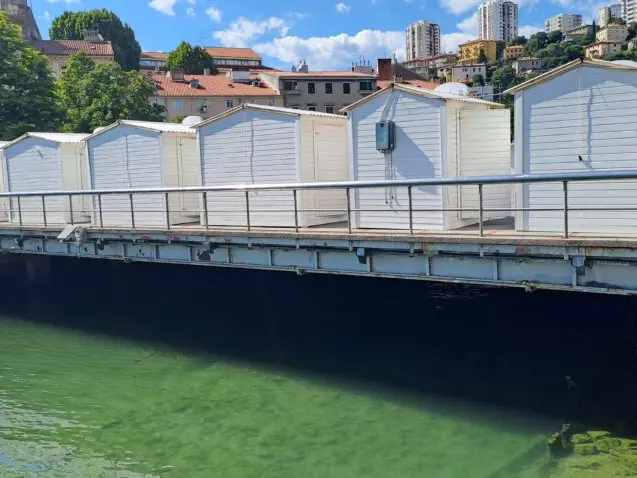 Il ponte pedonale sulla Fiumara a Fiume