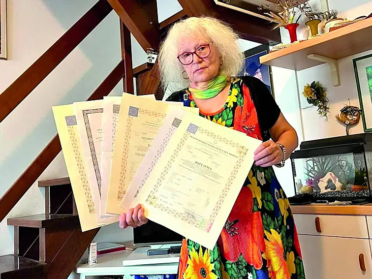 Adriana con parte dei suoi diplomi