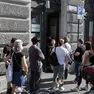 Code di utenti in attesa davanti al centro civico di via del Teatro Romano (foto Lasorte)