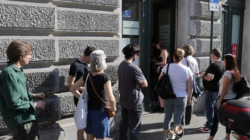 Code di utenti in attesa davanti al centro civico di via del Teatro Romano (foto Lasorte)