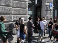Code di utenti in attesa davanti al centro civico di via del Teatro Romano (foto Lasorte)