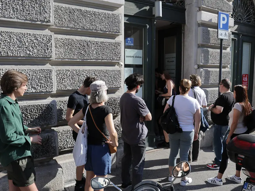 Code di utenti in attesa davanti al centro civico di via del Teatro Romano (foto Lasorte)