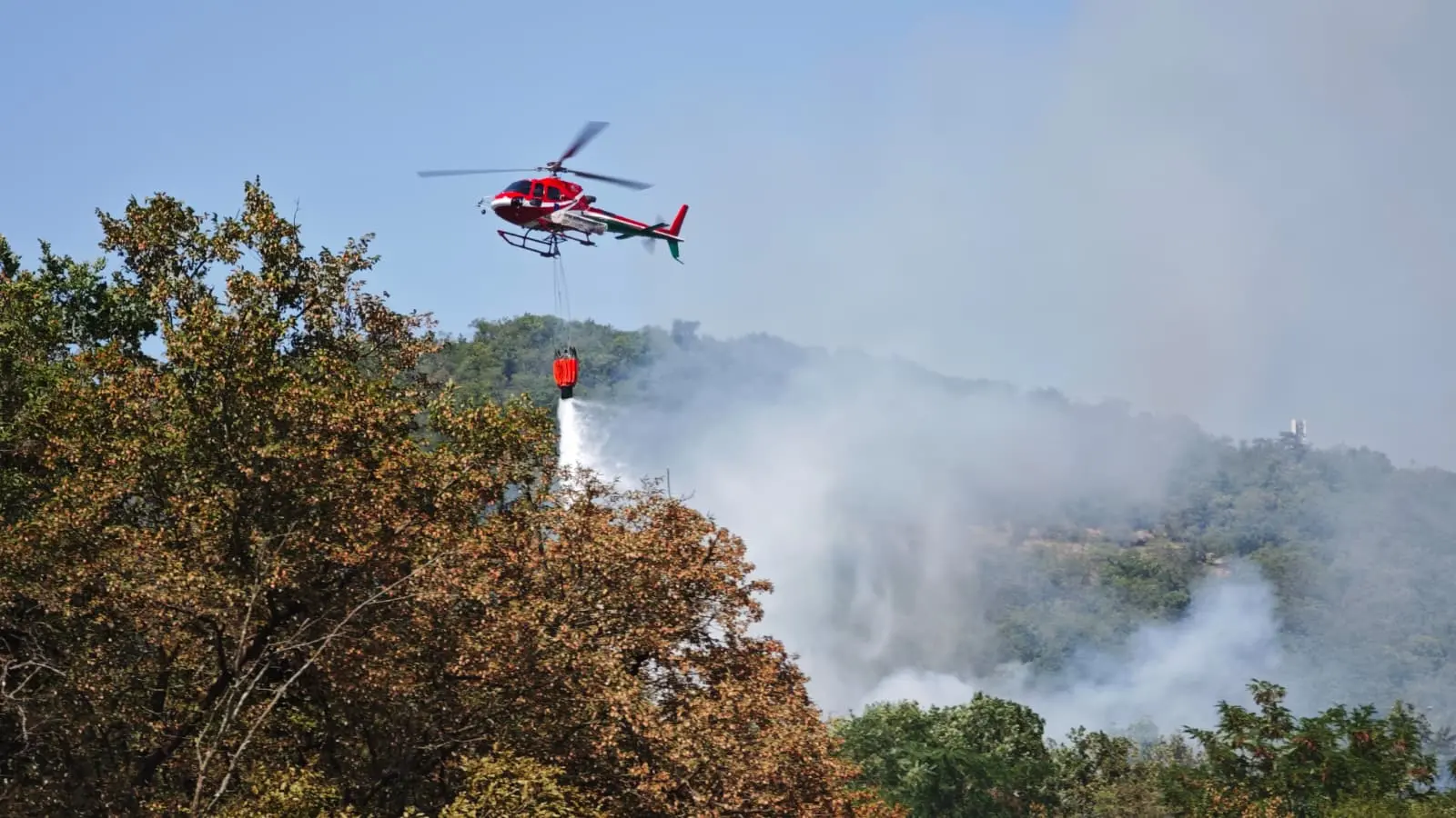 L'elicottero in azione per spegnere le fiamme (Lasorte)