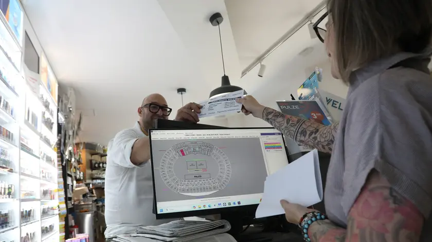 Molti preferiscono comprare il biglietto in negozi fisici, soprattutto chi non si fida degli acquisti online