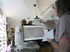 Molti preferiscono comprare il biglietto in negozi fisici, soprattutto chi non si fida degli acquisti online