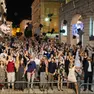 Il lancio del tocco in piazza Verdi del Graduation Day l’anno scorso. Allora erano stati 150 i neodottori di ricerca
