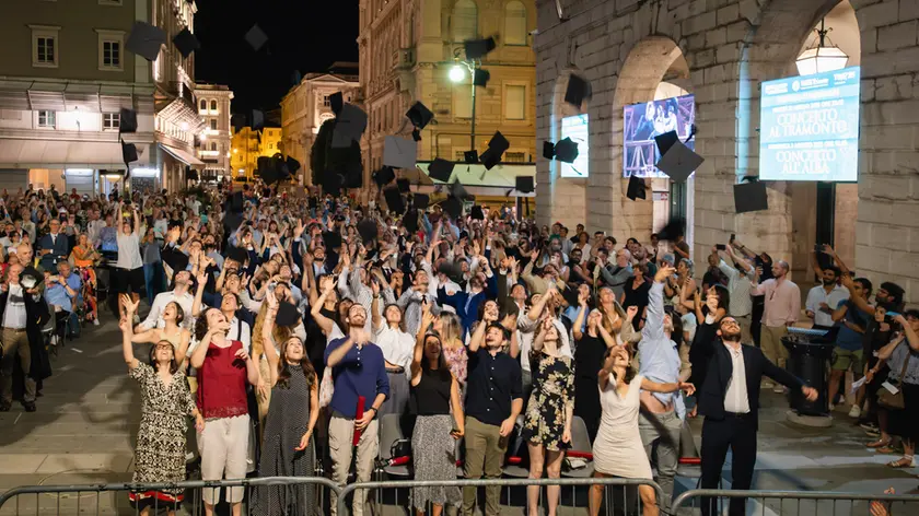 Il lancio del tocco in piazza Verdi del Graduation Day l’anno scorso. Allora erano stati 150 i neodottori di ricerca