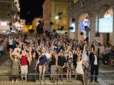 Il lancio del tocco in piazza Verdi del Graduation Day l’anno scorso. Allora erano stati 150 i neodottori di ricerca