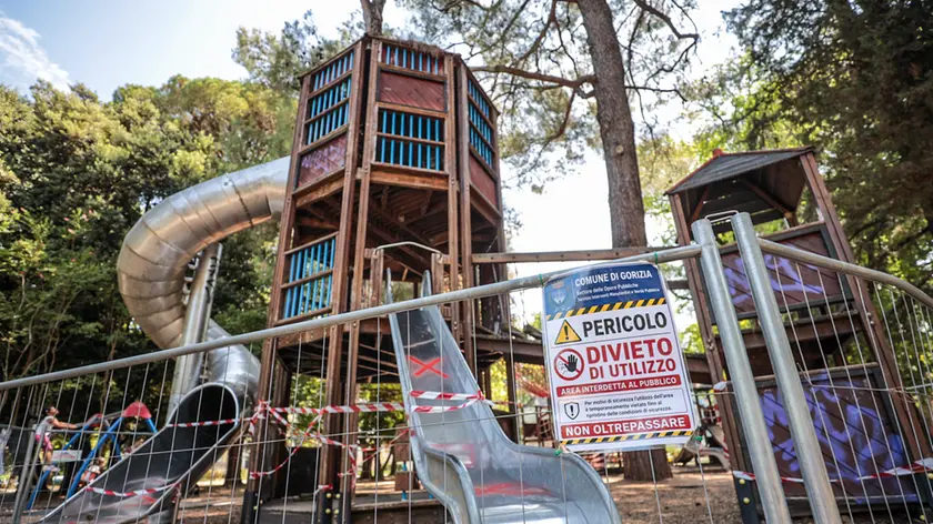 Il castello dei giardini transennato per motivi di sicurezza dal Comune (Foto Tibaldi)