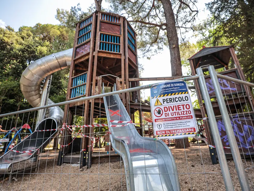 Il castello dei giardini transennato per motivi di sicurezza dal Comune (Foto Tibaldi)