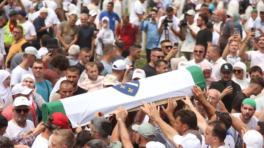 Un momento della toccante cerimonia nel cimitero di Potočari a Srebrenica in Bosnia