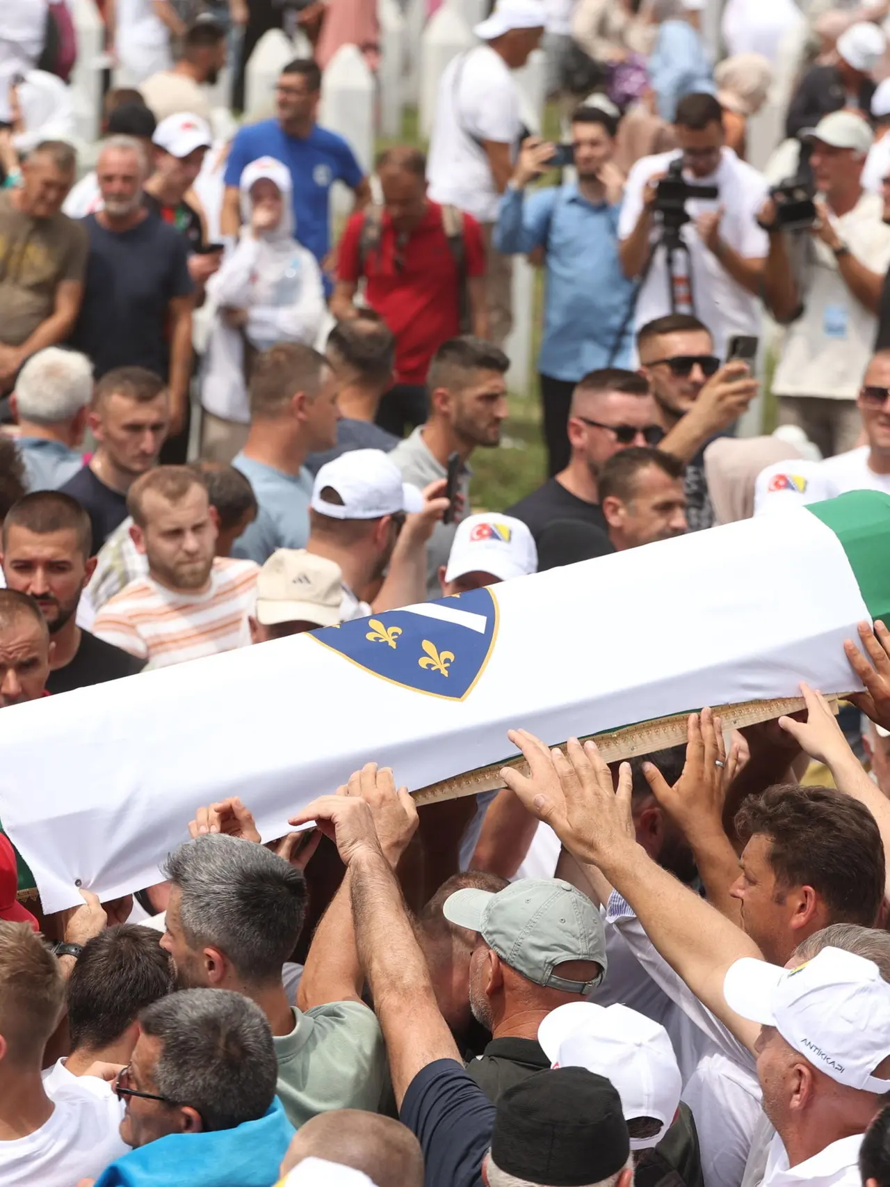 Un momento della toccante cerimonia nel cimitero di Potočari a Srebrenica in Bosnia