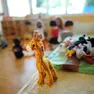 Peluche a disposizione dei bambini iscritti in un asilo nido in una foto generica