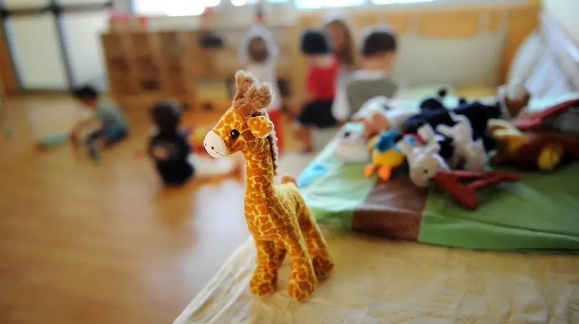 Peluche a disposizione dei bambini iscritti in un asilo nido in una foto generica