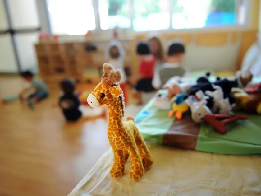 Peluche a disposizione dei bambini iscritti in un asilo nido in una foto generica